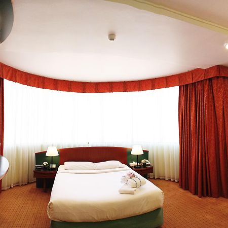 Al Diar Dana Hotel Abu Dabi Exterior foto